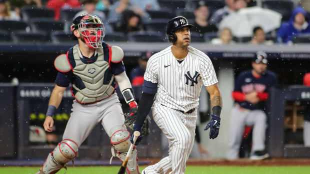 New York Yankees OF Aaron Hicks hitting at Yankee Stadium